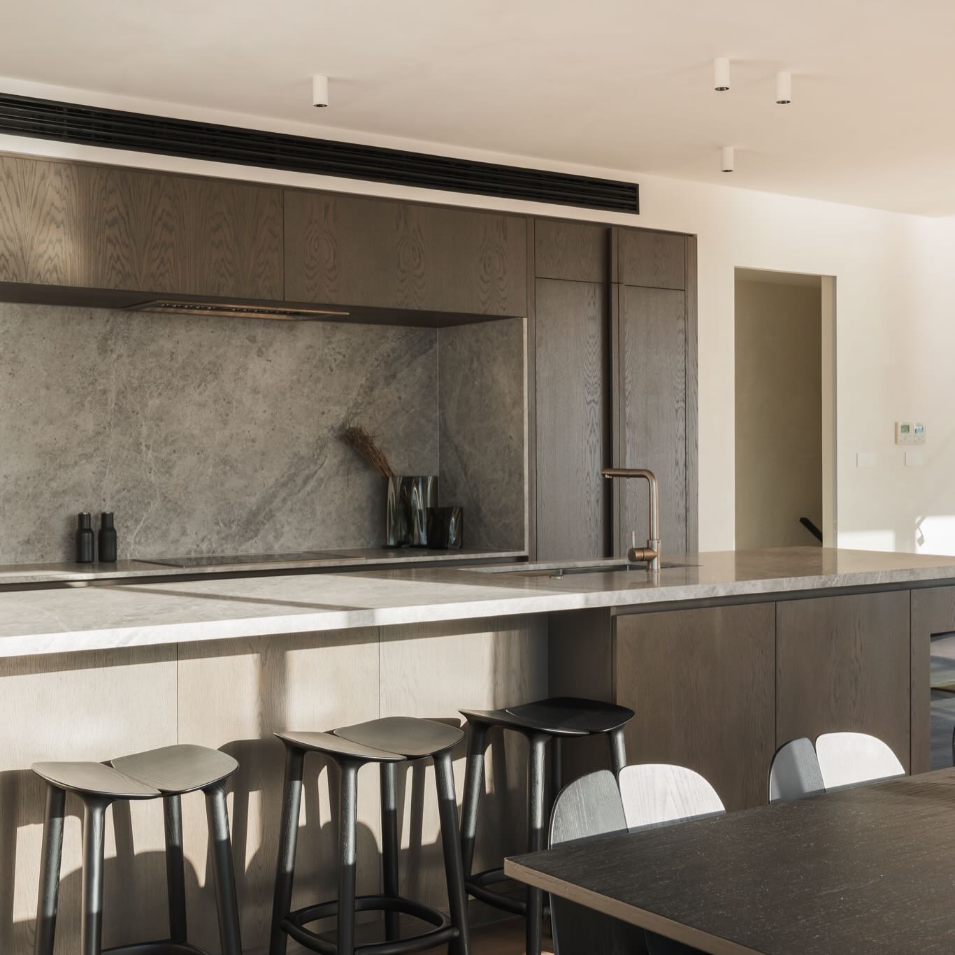 Dark oak kitchen with grey stone splashback